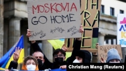 Демонстрація у Європі проти війни Росії з Україною. Напис на плакаті: «Московіє, йди геть!». Лютий 2022 року