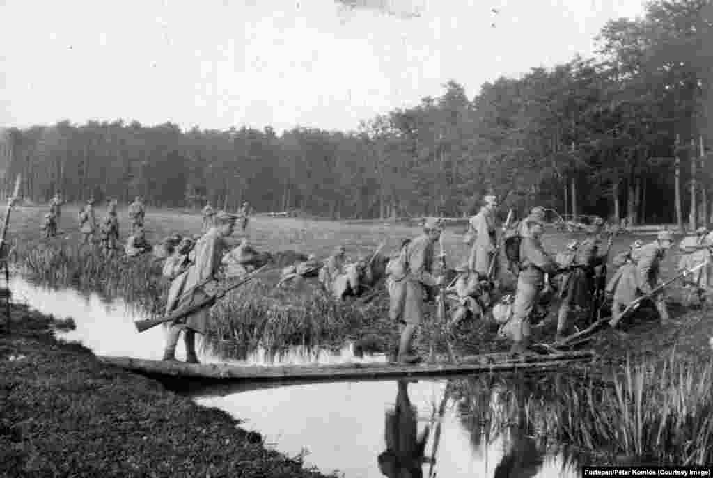 Austro-ugarske snage prelaze rijeku Bug 1915. Plovni put je dio današnje granice između Poljske i Ukrajine. 