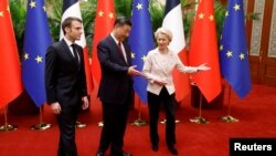 Президентът на Китай Си Дзинпин, неговият френски колега Еманюел Макрон и председателката на Европейската комисия Урсула фон де Лейен се срещат в Пекин, Китай, 6 април 2023 г.