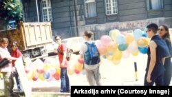Prvi pokušaj održavanja Parade ponosa pod nazivom "Ima mesta za sve nas" 30. juna 2001. (Arkadia arhiv)
