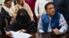 عمران خان او مېرمن یې، بشرا بي بي - انځور له ارشیفه 