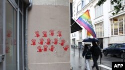 Щампи на червени ръце по улица в Париж в района, където по-рано мемориалът на Холокоста беше поруган със същите червени отпечатъци на ръце, 14 май 2024 г.