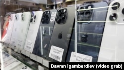 Бишкектеги борборлордун биринде сатылып жаткан телефондор