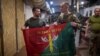 Президент України Володимир Зеленський (праворуч) під час поїздки на Донеччину зустрівся з військовослужбовцями низки підрозділів Сил оборони України, 14 серпня 2023 року
