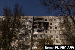 Această fotografie făcută pe 29 octombrie arată o clădire rezidențială grav avariată în timpul atacurilor rusești în orașul Herson, din sudul orașului.