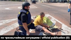Оцелял при руската атаката срещу Чернигов седи на земята.