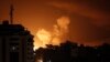 Dim iznad zgrada u Gazi nakon izraelskih zračnih napada na palestinsku enklavu, 6. travnja 2023.