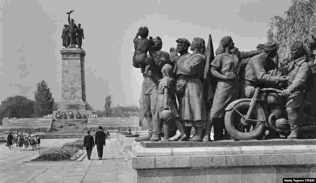 Памятник Советской армии установили в 1954 году, через 10 лет после того, как красноармейцы беспрепятственно вошли в Болгарию, объявившую нейтралитет вслед за годами сотрудничества с нацистской Германией 