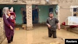 Ооганстанда суу ташкындан жабыркаган үй-бүлө.