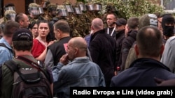 Zorica Vorgučić, novinarka RTV KIM iz Čaglavice (levo, u crvenoj bluzi).
