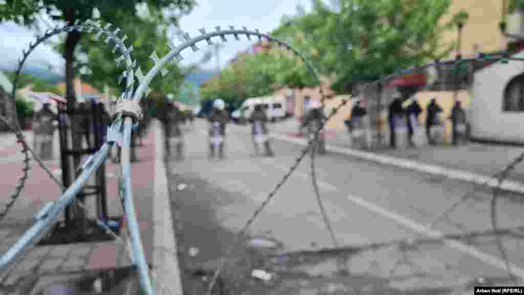 Predstavnici Srpske liste, vodeće srpske stranke na Kosovu, poručili su da će nastaviti proteste dok se ne ispune njihovi zahtevi, odnosno povlačenje albanskih predsednika opština i specijalnih jedinica kosovske policije sa severa Kosova naseljenog srpskom većinom.