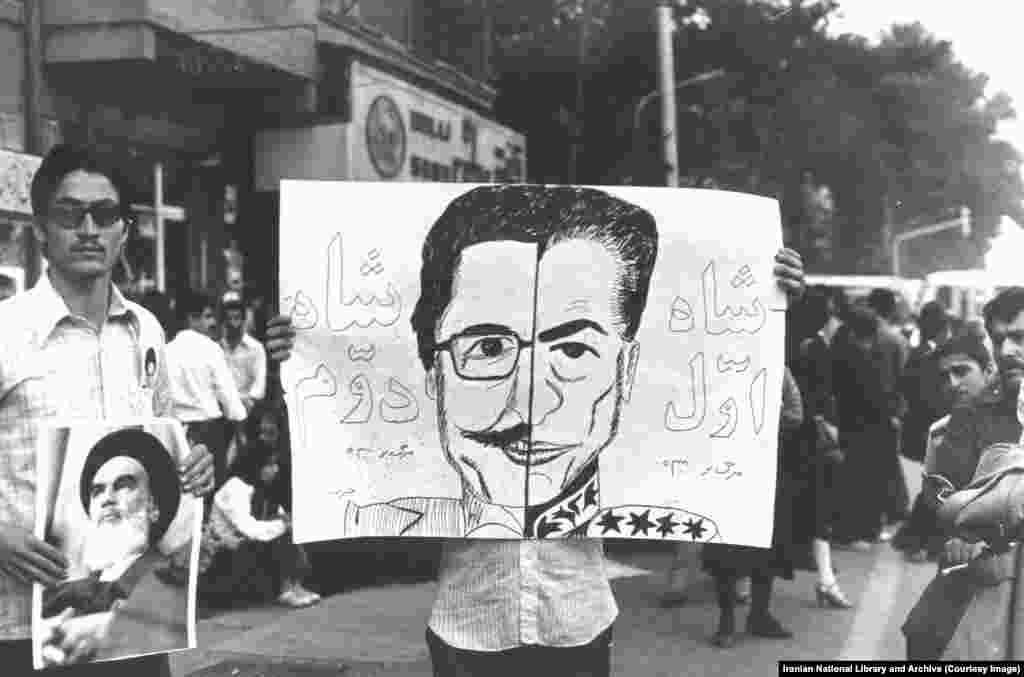 پلاکاردی علیه بنی‌صدر و شاه در راهپیمایی ۲۵ خرداد