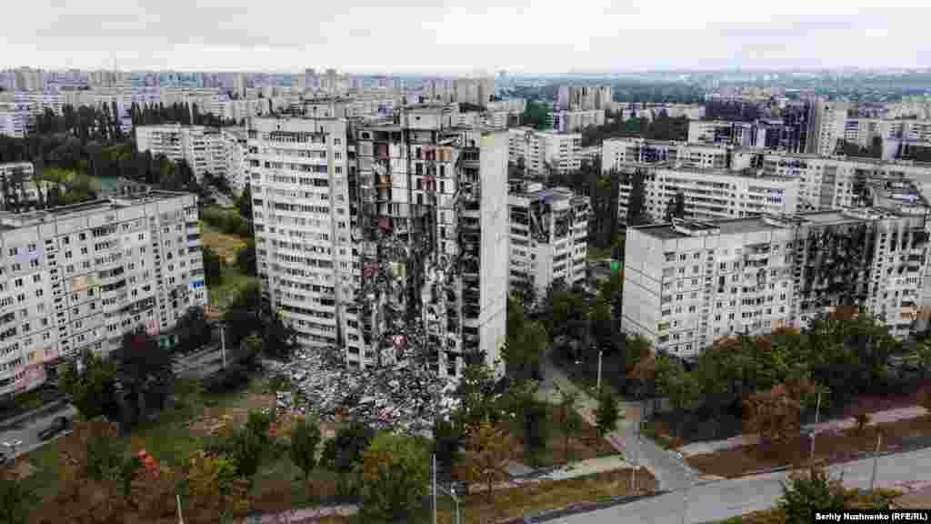 Харьков яқинидаги Салтовка шаҳарчасидаги шикастланган тураржойлар. 2022 йил 13 сентябрь