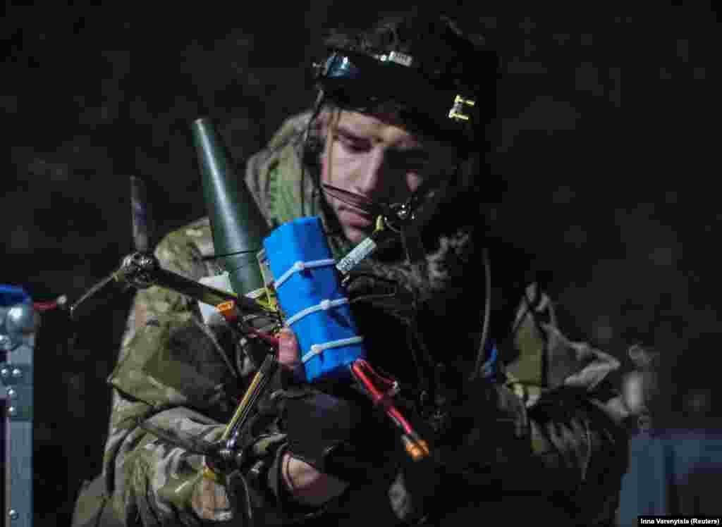 Украински войник прикрепя снаряд към дрон. Със засилването на използването на дронове, двете страни започват да водят електронна война, за да заглушат устройствата на другата страна, което води до особено големи загуби на дроновете. Представители на САЩ съобщават, че въоръжените сили на Украйна губят около 10 000 дрона всеки месец.