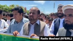 د اپرېل پر ۲۴مه په ميرامشا کې شوي لاريون کې د تعليم څانګې مشرانو، استادانو، زده کوونکو او مدني فعالانو ګډون وکړ.