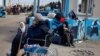 Pacienți palestinieni se odihnesc în timp ce sosesc la Rafah, după ce au fost evacuați de la spitalul Nasser din Khan Younis, din cauza operațiunii terestre israeliene, 15 februarie 2024. 