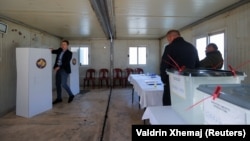Glasačko mesto na izborima na severu Kosova koje je bojkotovalo lokalno srpsko stanovništvo, posle čega je došlo do eskalacije tenzija, Zubin Potok, 23. april 2023.