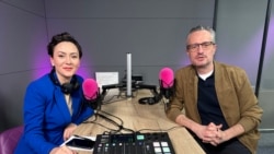 „Nu suntem într-o perioadă istorică în care să nu ne întrebăm dacă nu există totuși actori care nu vor doar să fure bani de pe card, ci poate vor să ne reîndrepte către Est, poate vor să ne sugereze că ne-ar fi mai bine în afara Uniunii Europene”, susține Dragoș Stanca. 