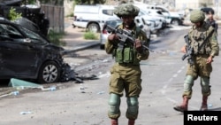 Soldații israelieni patrulează în orașul Sderot, lângă o secție de poliție atacată de militanții Hamas din Fâșia Gaza pe 7 octombrie.