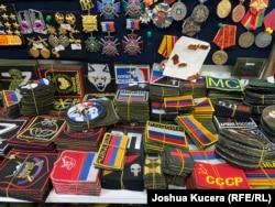 Zakrpe i oznake u prodavnici pored ruske 102. vojne baze u Gjumriju, 15. mart 2024.
