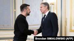 Secretarul de stat american Antony Blinken (D) se întâlnește cu președintele ucrainean Volodimir Zelenski la Kiev. 14 mai 2024.