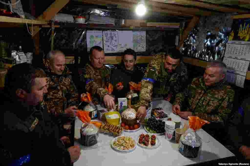 Генерал Сергій Наєв з військовослужбовцями на позиціях неподалік білоруського кордону святкують Великдень, 15 квітня 2023 року