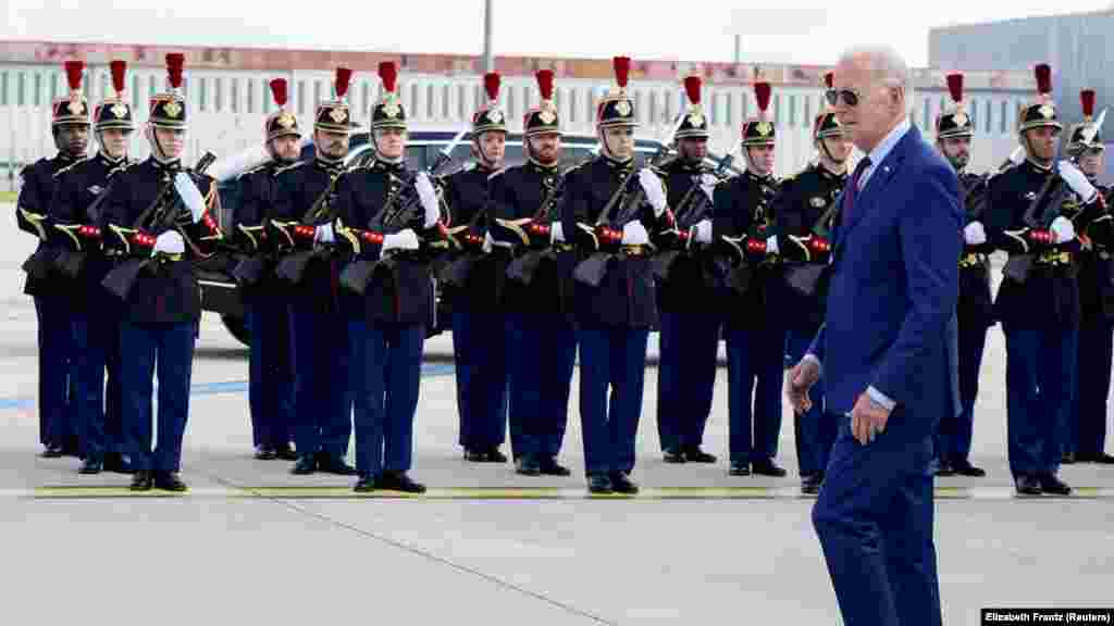 Američkog predsjednika Joea Bidena dočekuju pripadnici francuske počasne straže dok stiže u zračnu luku Paris-Orly 5. juna uoči komemoracije Dana D. Biden će se tokom ceremonija sastati s ukrajinskim predsjednikom Volodimirom Zelenskim i očekuje se da će održati govor o odbrani demokracije u Evropi. 