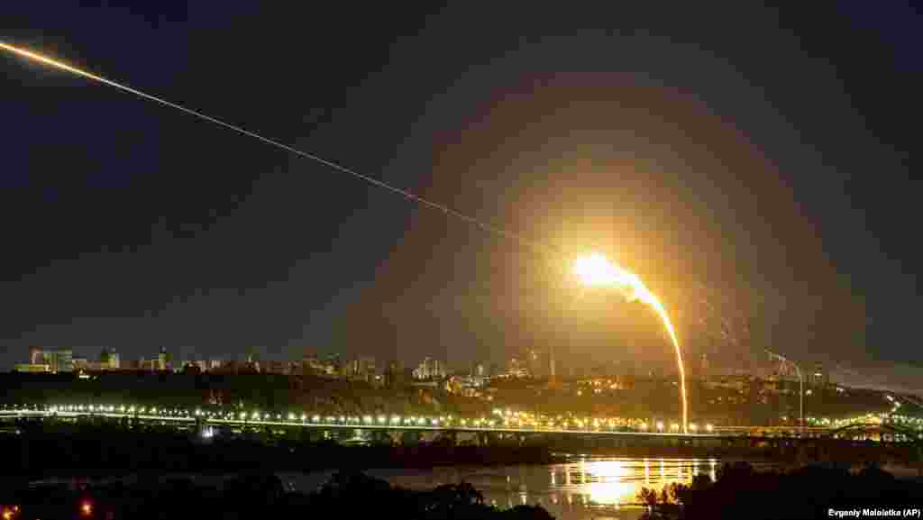 Cu o viteză maximă de aproape 5.000 de kilometri la oră, racheta Fath-360 este infinit mai greu de interceptat decât dronele Shahed. În fotografie: o dronă Shahed de concepție iraniană este doborâtă deasupra Kievului în mai 2023. Dar raza de acțiune mai mică a rachetei, de 120 de kilometri, înseamnă că este probabil să reprezinte o amenințare doar pentru zonele din apropierea liniilor frontului.