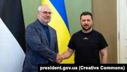 უკრაინისა და ესტონეთის პრეზიდენტები ვოლოდიმირ ზელენსკი (მარცხნივ) და ალარ კარისი. კიევი, 2 ივნისი, 2023.
