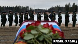 Украинадагы согушта өлгөн аскерди жерге берүү зыйнаты. Санкт-Петербург, 2022-жыл.