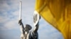 Монумент Батьківщина-Мати із тризубом на щиті і український прапор біля неї. Під час урочистостей у День Державного прапора України. Київ, 23 серпня 2023 року