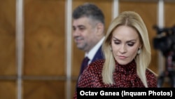Premierul și preşedintele PSD, Marcel Ciolacu, a declarat luni că fostul ministru al Familiei, Tineretului şi Egalităţii de Şanse, Gabriela Firea, s-ar face vinovată doar că a apărut în câteva fotografii alături de Ștefan Godei, patronul „azilelor groazei”.