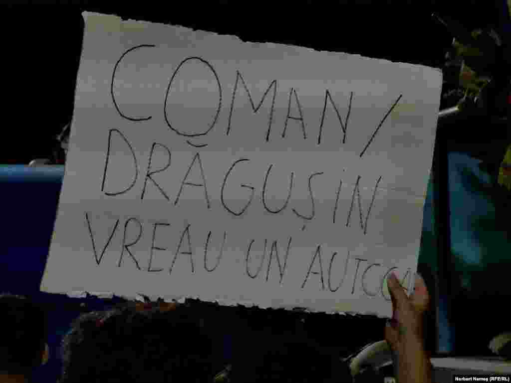 Una dintre zecile de pancarte de pe stadion. 