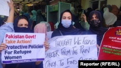 Femei afgane, de profesie avocat, protestând la Islamabad față de deportarea refugiaților afgani din Pakistan, octombrie 2023.