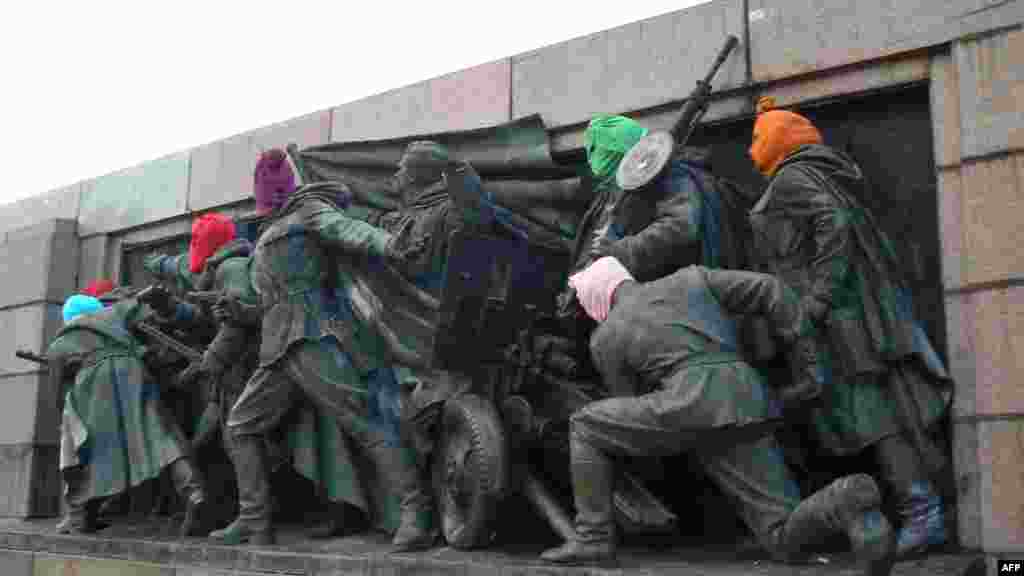 Година по-късно, през август 2012 г., същият релеф стана обект на акция в подкрепа на&nbsp;руската пънк група&nbsp;Pussy Riot. По-рано същата година трите жени от бандата бяха арестувани, след като заснеха клип в&nbsp;московската катедрала &quot;Христос Спасител&quot;, в който осмиваха руския президент Владимир Путин.