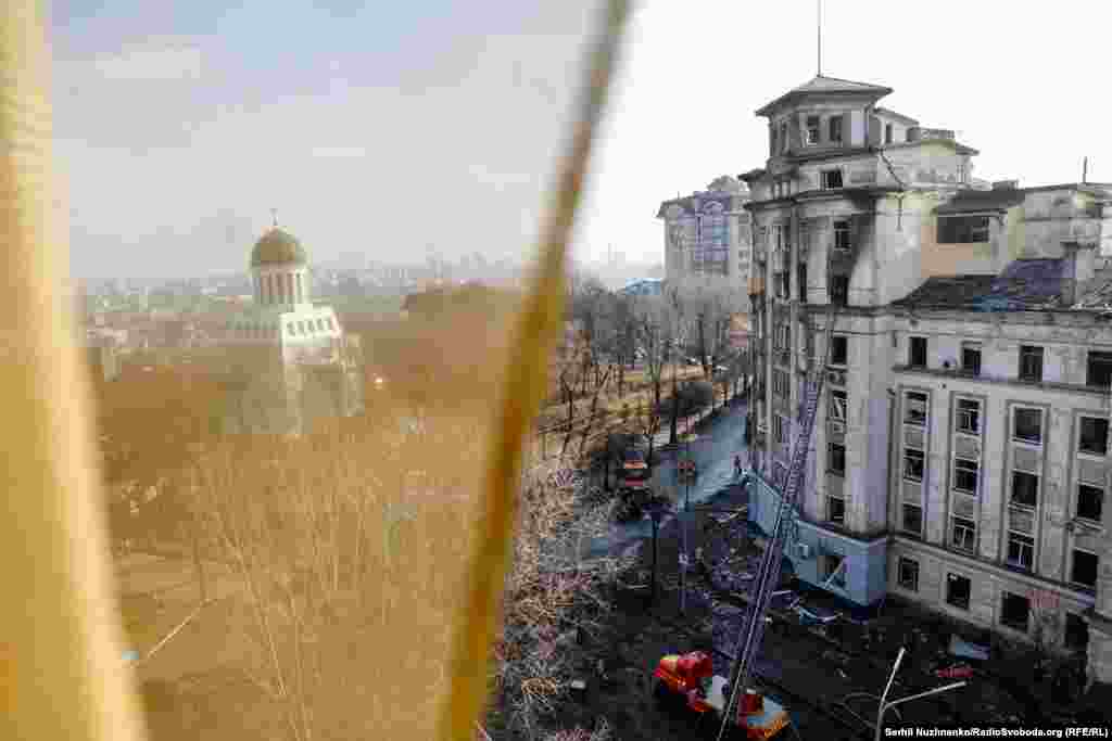 Погляд з вікна на пошкоджений ракетним обстрілом РФ будинок у Шевченківському районі Києва, 21 березня 2024 року. Щонайменше 13 людей отримали поранення, у тому числі 11-річна дівчинка, повідомила міська влада