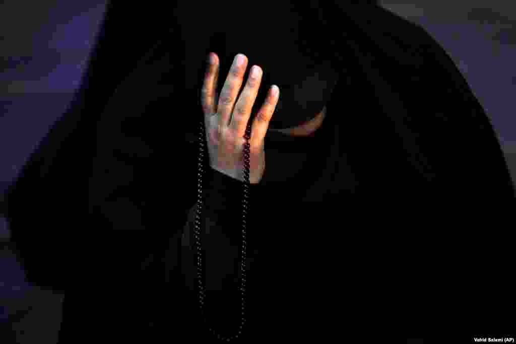 Teheran, 19 mai 2024 - O femeie din Iran se roagă pentru Ebrahim Raisi, după vestea prăbușirii, în nord-vestul țării, a elicopterului care îi transporta pe președinte și anturajul său. Liderul suprem, ayatollahul Ali Khamenei, a decretat cinci zile de doliu, după găsirea, la locul accidentului, a trupurilor lui Raisi și ministrului de Externe, Hossein Amir-Abdollahian.