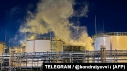 Краснодар аймагындагы дрон чабуулуна кабылган мунай иштетүүчү заводдон чыккан түтүн. 4-май, 2023-жыл.
