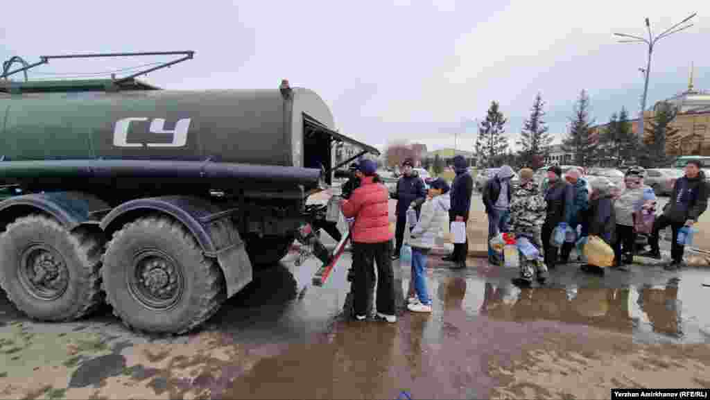 Residents in Petropavl, a city of some 219,000 people, located roughly 430 kilometers northwest of the Kazakh capital, Astana, were forced to line up for potable water as the city&#39;s main reservoir was flooded.