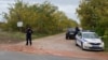 Pojačano prisustvo policije kod nekadašnjeg poljoprivrednog dobra "Bačka"u blizini naseljenog mesta Horgoš u Srbiji, nedaleko od granice sa Mađarskom, 27. oktobar.