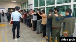 Орусиядагы рейд учурунда кармалган мигранттар.