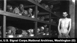 Elie Wiesel (al șaptelea din al doilea rând de jos) în baraca lagărului de exterminare Buchenwald. Născut în 1928, în Sighet, a fost deținut și la Auschwitz. Activist pentru drepturile omului, a primit Premiul Nobel pentru Pace în 1986.