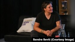 Postoji tendencija zaborava i brisanja iz istorije. I mi smo u ovom trenutku, koliko smo dovoljno zreli kao pokret, seli i rekli "OK, hajde da ne zaboravimo", rekla je za RSE Jelena Vasiljević