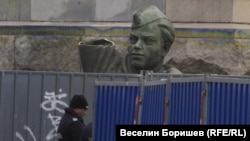 Войникът, който беше премахнат от горната част на съветския паметник рано сутринта в четвъртък