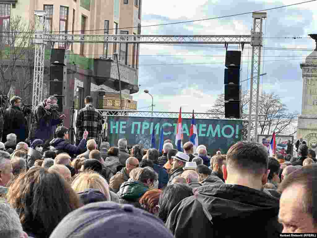 'Ne pristajemo', pisalo je na jednom od plakata na bini odakle je krenuo protest. Beograd, 30. decembar 2023.