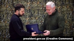 Президент України Володимир Зеленський вручає меру Харкова Ігорю Терехову (праворуч) відзнаку «Місто-герой України». Харків, 22 березня 2023 року