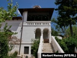 Conacul Grigorescu îmbină mai multe stiluri arhitecturale, cum ar fi brâncovenesc și gotic.