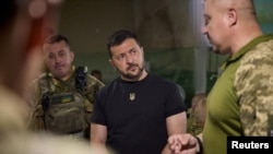 Украинанын президенти Владимир Зеленский фронттогу аскерлер менен жолугуп жатат. Запорожье облусу. 15-август, 2023-жыл.
