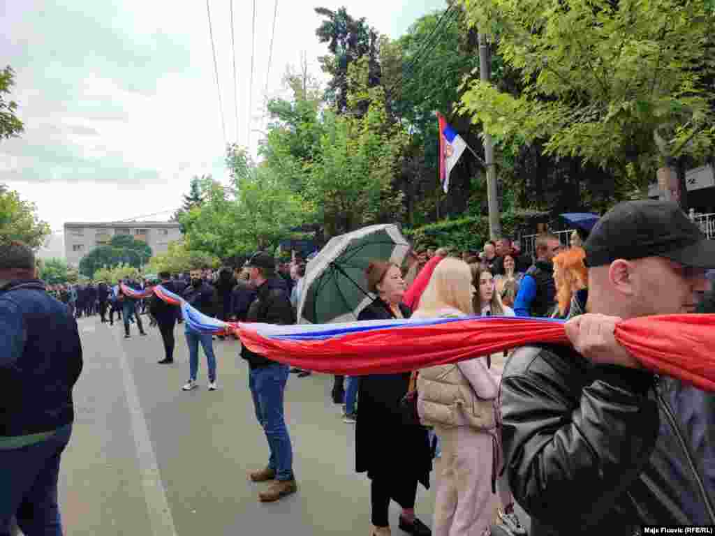 Više stotina Srba protestuje ispred Opštine Zvečan zbog ulaska albanskih gradonačelnika u opštinsku zgradu prošle nedelje.