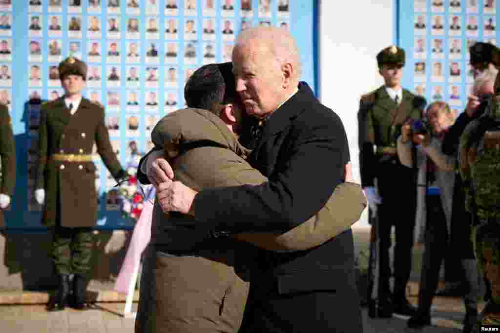 Pe tot parcursul vizitei sale, președintele SUA, Joe Biden a făcut numeroase gesturi de afecțiune față de mai tânărul său omolog ucrainean a cărui țară este invadată de Rusia de aproape un an. Aici, în fața zidului memorial de la catedrala Sfântul Mihai cu cupolă de aur, consacrat soldaților ucraineni uciși din ordinul lui Putin.
